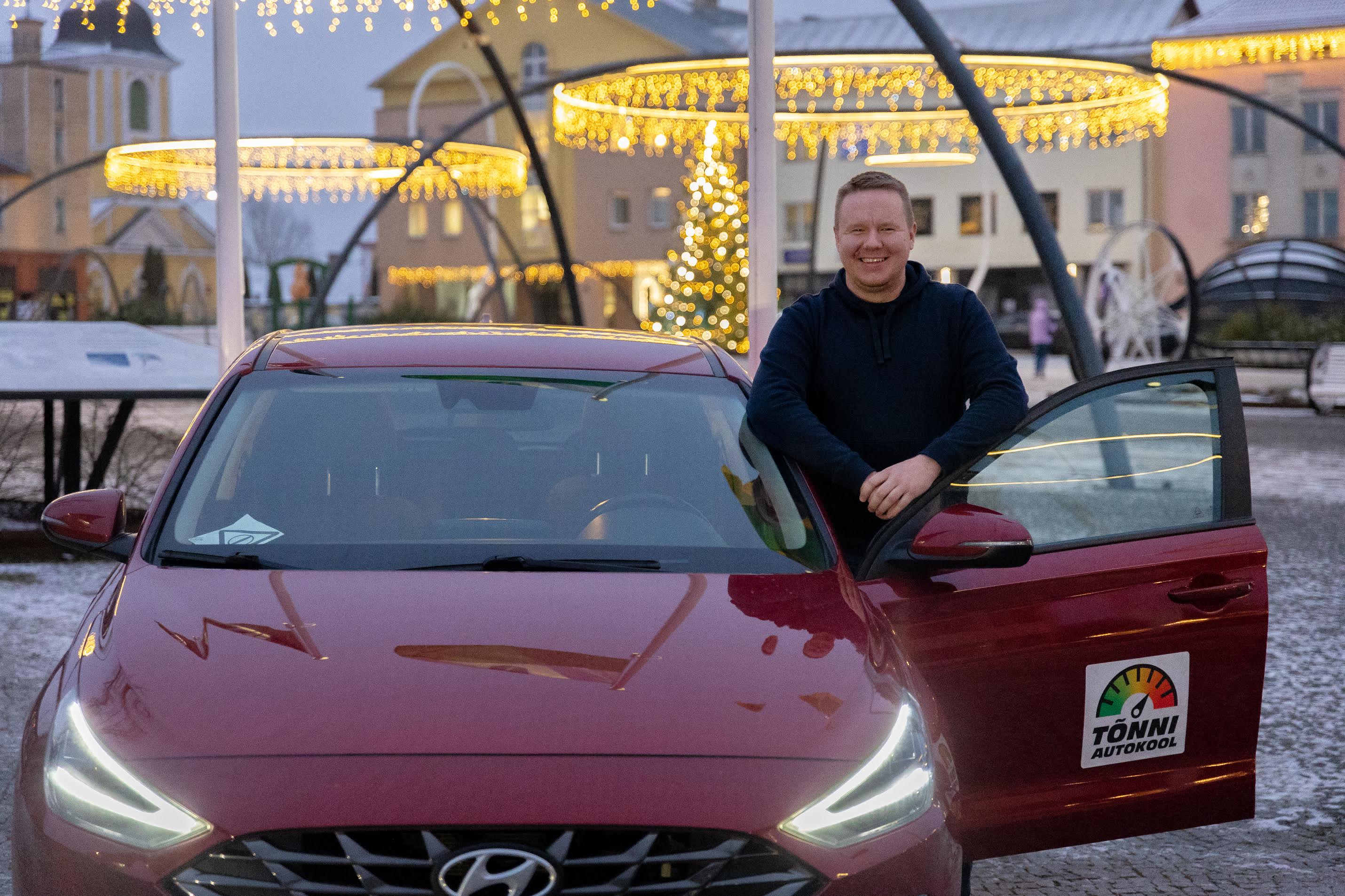 Tõnni Autokooli juht ja sõiduõpetaja Tõnis Kattai on rõõmus, kui näeb vastusõitvas autos tervitamas enda õpilasi. Foto: Aigar Nagel